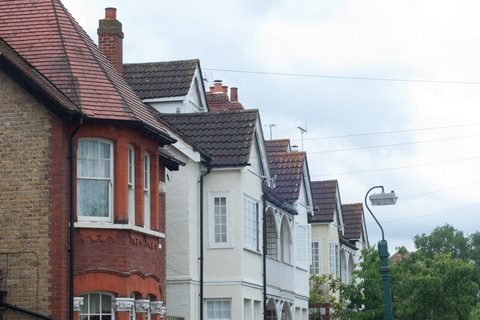 row-of-traditional-style-homes-in-england